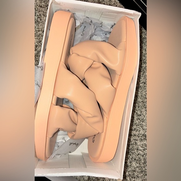 2/$35 NEW Qupid Blush Pink Sandals Slides Size 7.5 Preppy Beach Clean Girl - Picture 4 of 6